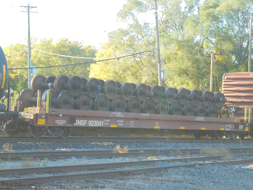 BNSF 923041 loaded with Extra Wheels